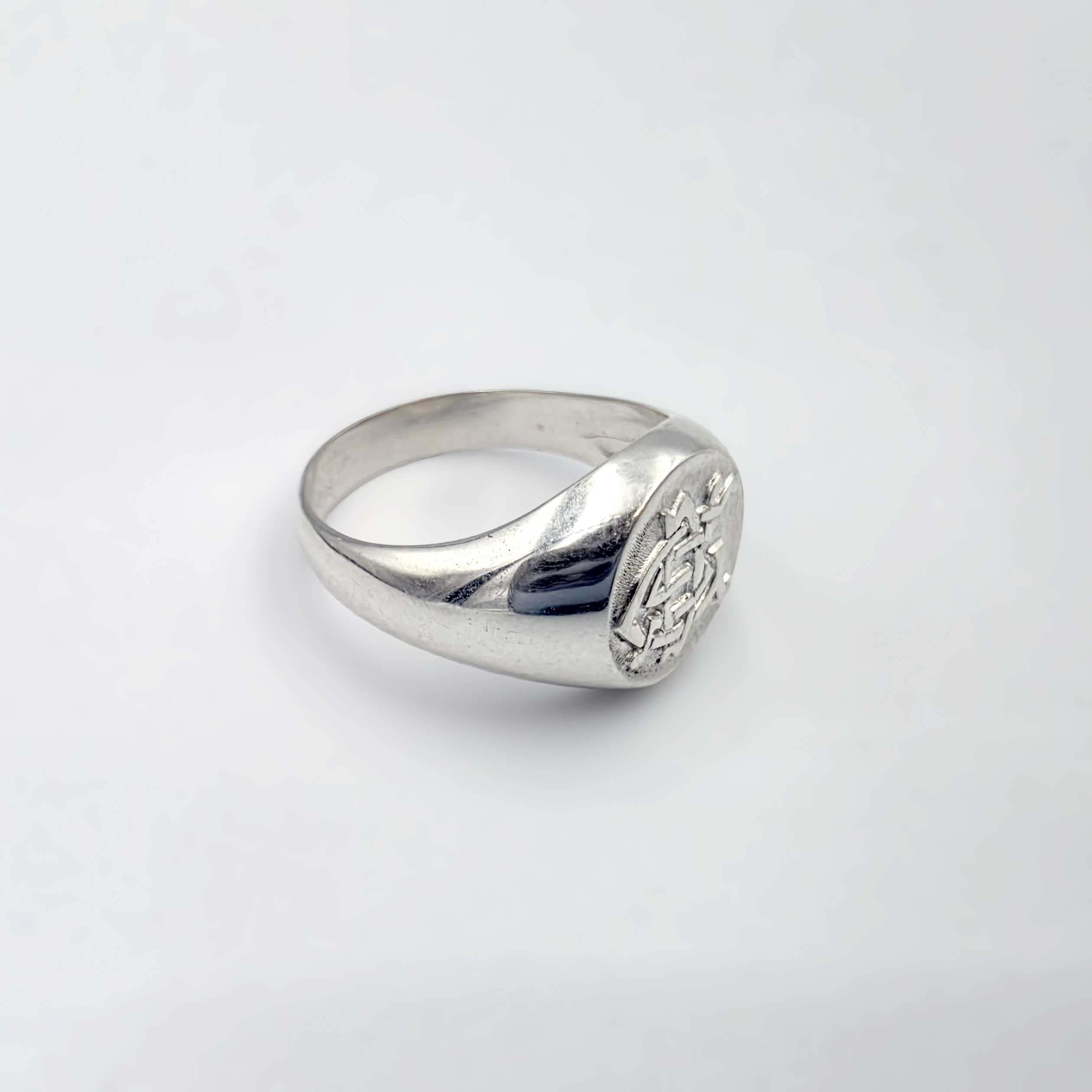 DSG signet ring side view
